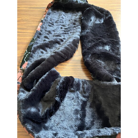 Black pink faux fur floral infinity scarf - Picture 3 of 7